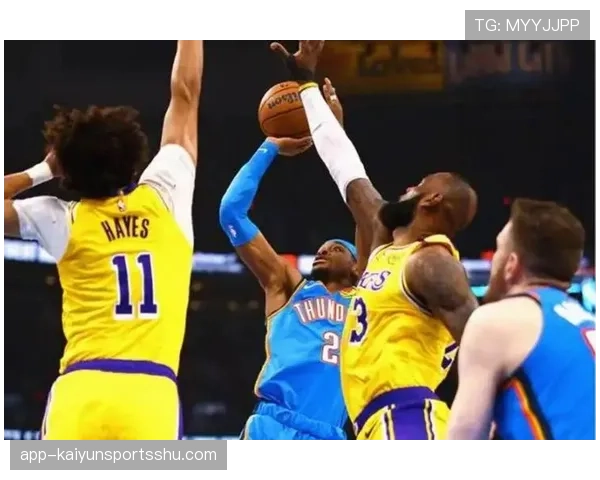 费舍尔关键三分改变战局，老将无球跑动持续影响比赛