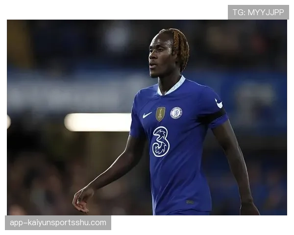 切尔西中场功能重叠致节奏问题，球队攻防转换效率受限